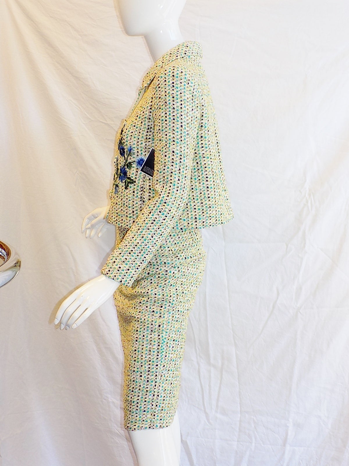 New never worn model sample stunning Oscar De la Renta spring/ Summer skirt suit. Reminiscent of 1960's style with cropped jacket  and over the knee pencil skirt giving that fabulous feminine look. Fine fantasy ribbon tweed all lined in 100% silk .