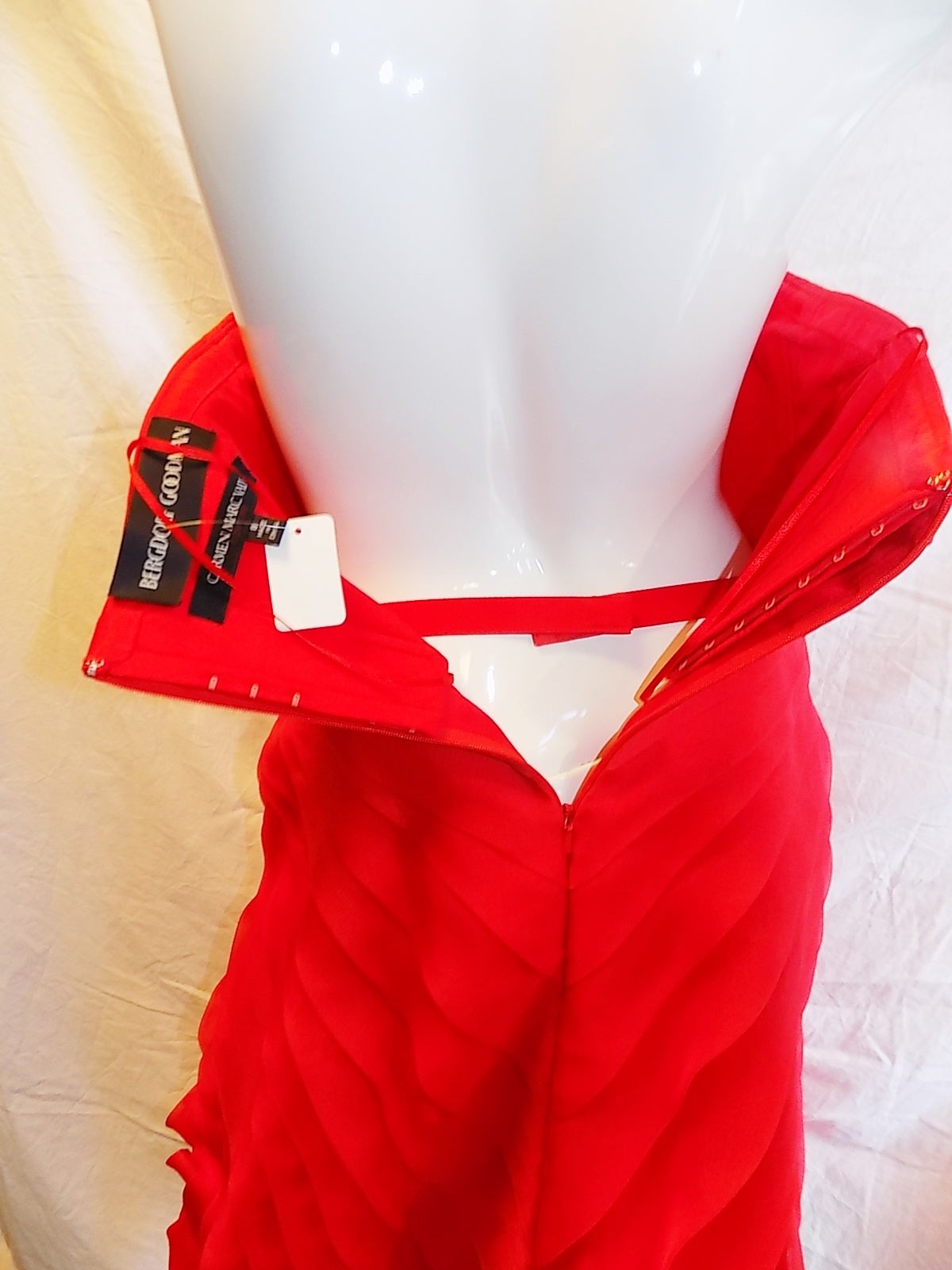 Carmen Marc Valvo Couture Flower Pleat Party  Dress Framboise red In New Condition For Sale In New York, NY