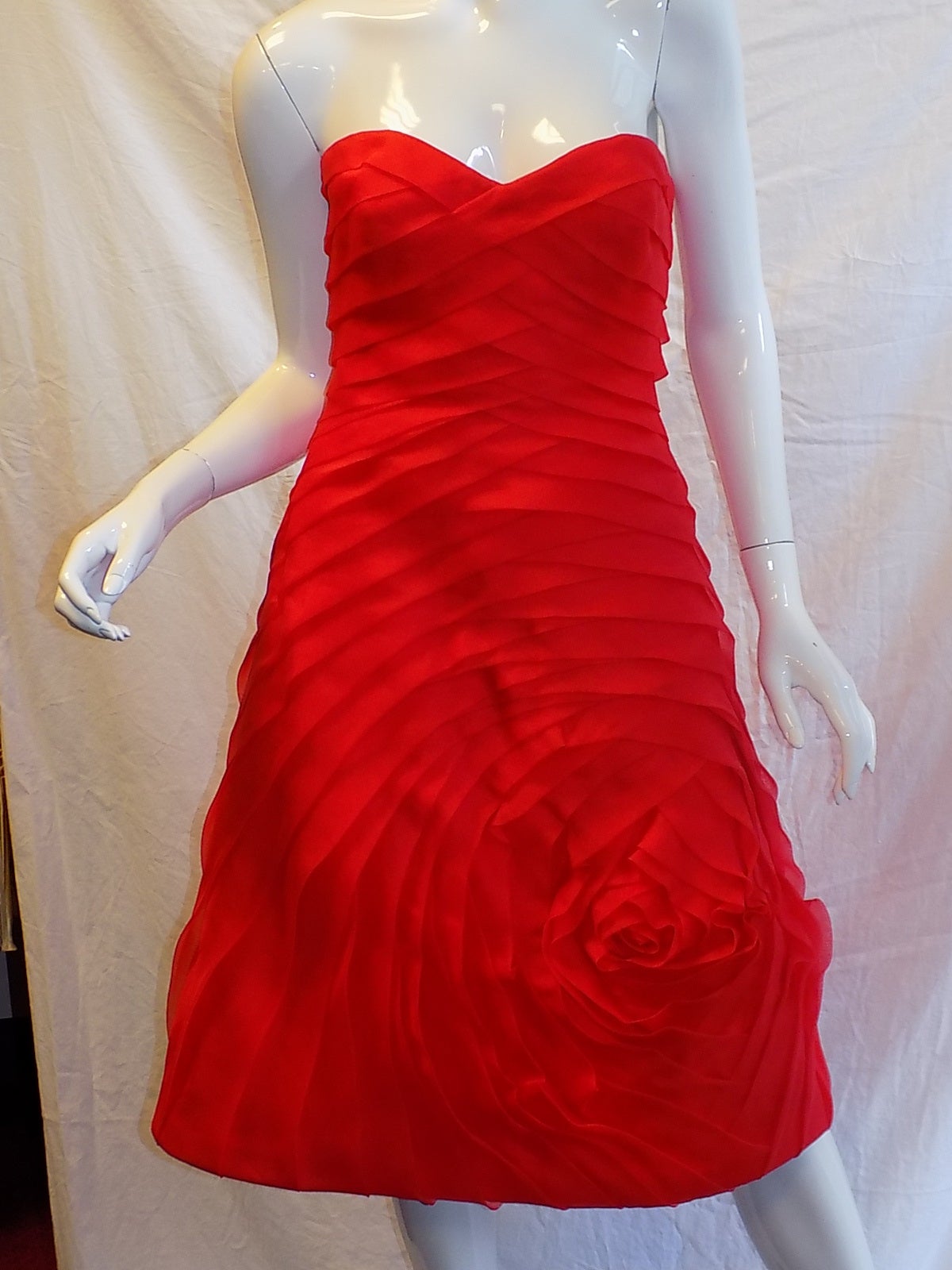 Carmen Marc Valvo Couture Flower Pleat Party  Dress Framboise red For Sale 3