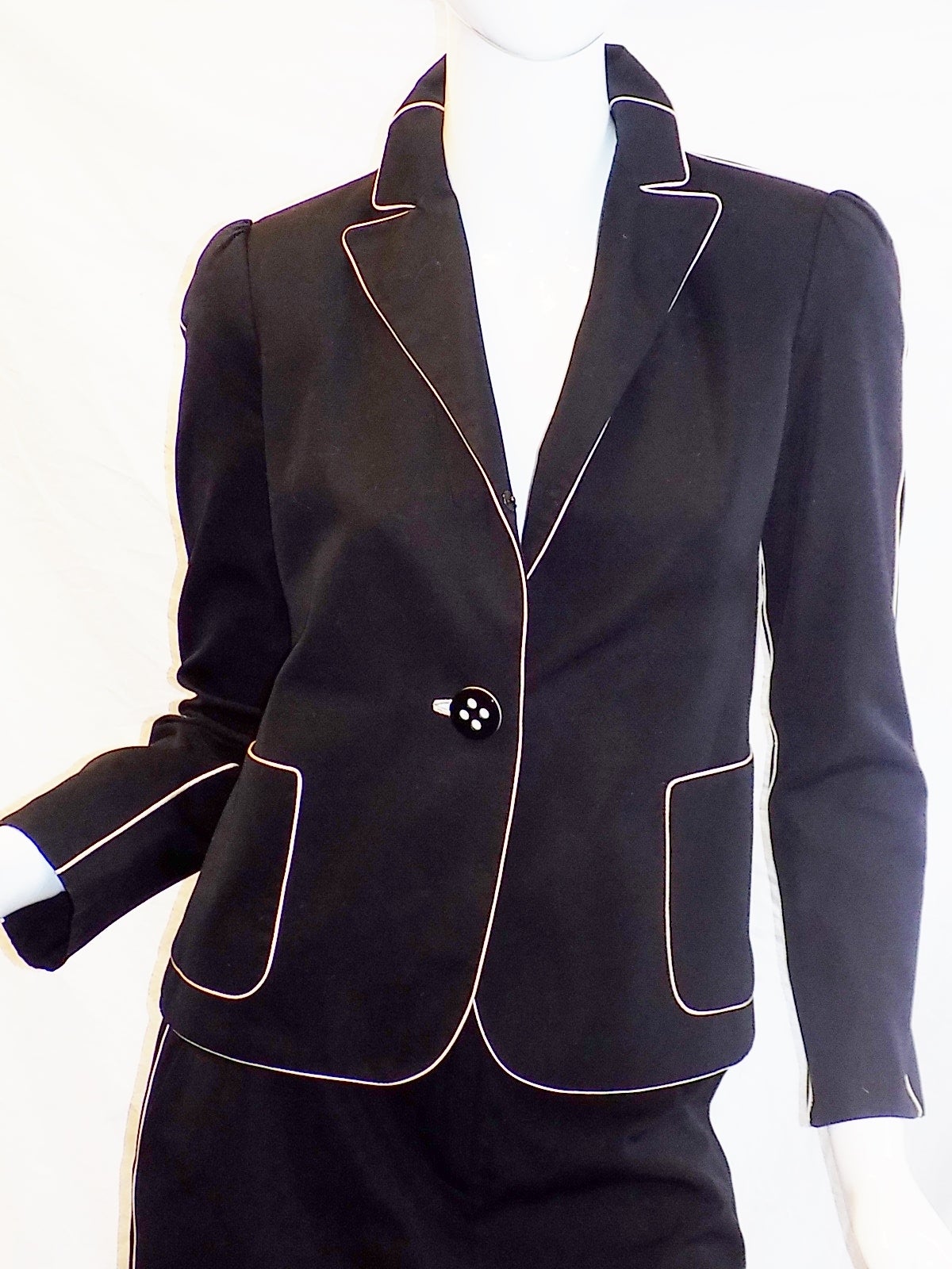 SALE!   Early Marc Jacobs Stunning Ivory Framed  Black Cotton Skirt suit sz 2 In Excellent Condition In New York, NY