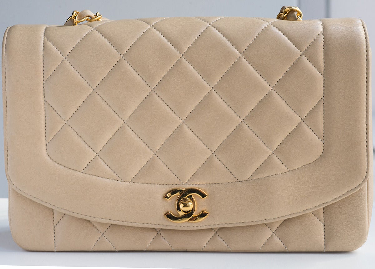 Perfect spring / summer bag !!!Stunning color of this Chanel Vintage Flap Bag.  It is the most heavenly shade of golden butter-cream lamb skin . Mint - condition.  Photos are of the actual bag you will receive.This n bag was ever used!!

Exterior: