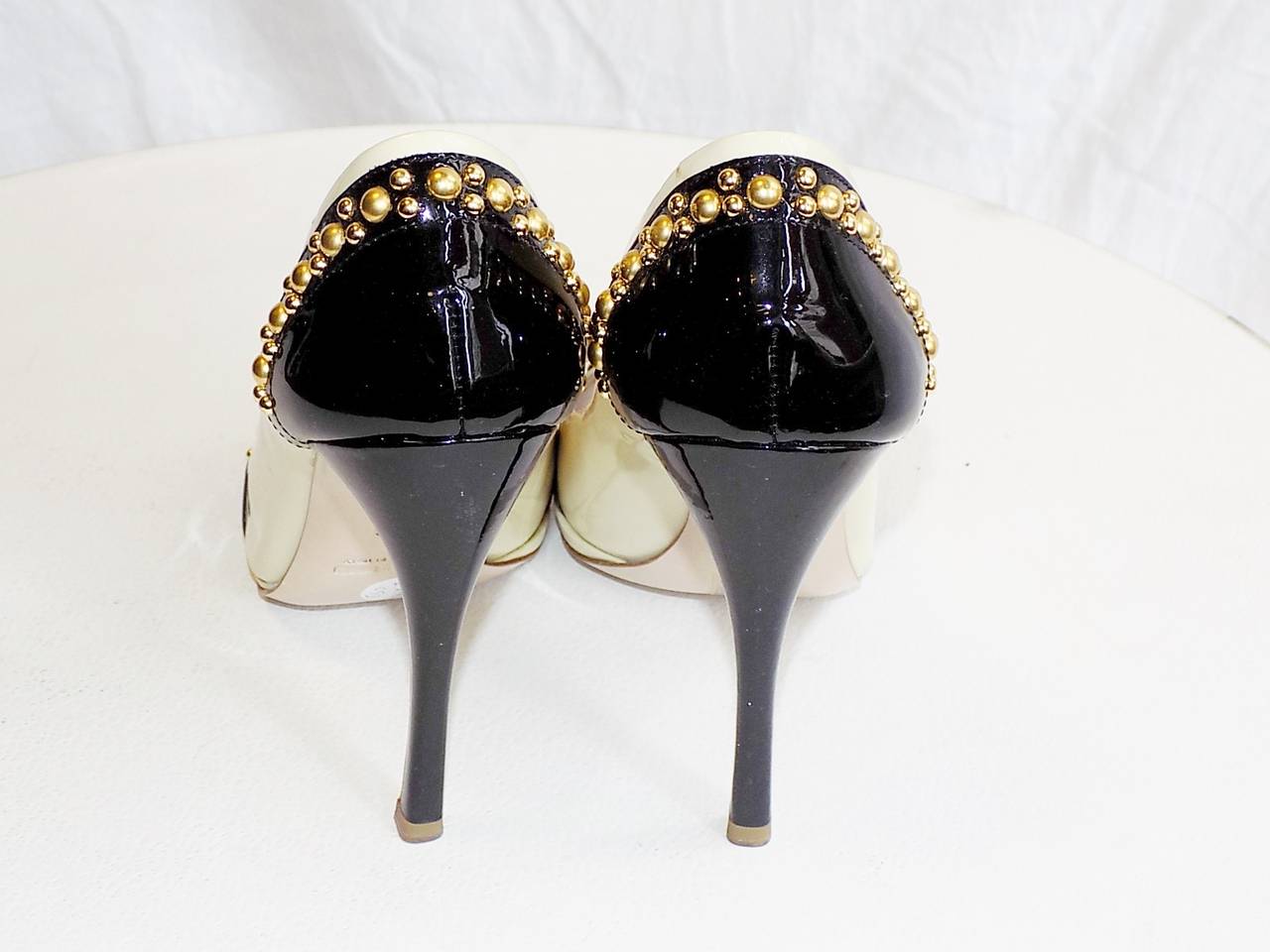 Miu Miu Two Tone  patent leather open toe shoes with gold  Studs 38 In Excellent Condition In New York, NY