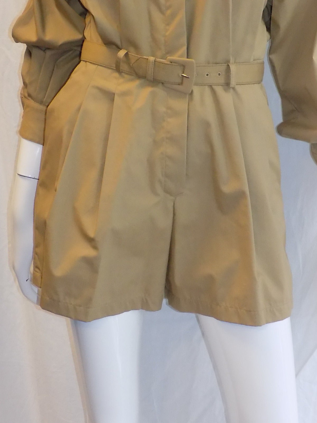 Fabulous pristine OMO Norma Kamali Cotton  Safari shorts Jumper 1980's.
Concealed front button closure boy collar, side pockets , shirt style sleeves, belted. Poplin cotton. Size 6