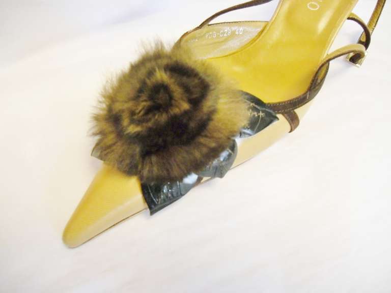 Valentino pointy toe shoes with sable rose 40 In Excellent Condition In New York, NY