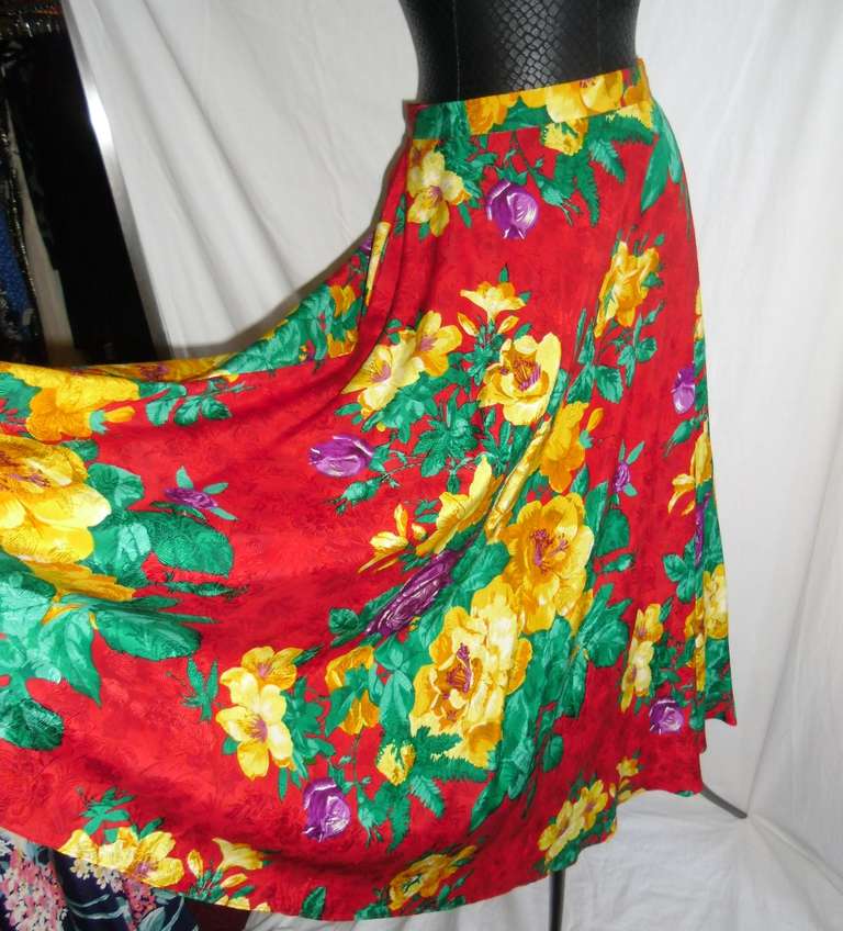 Stunning Ralph Lauren Vintage floral silk skirt. Stated size 12 with waist 28