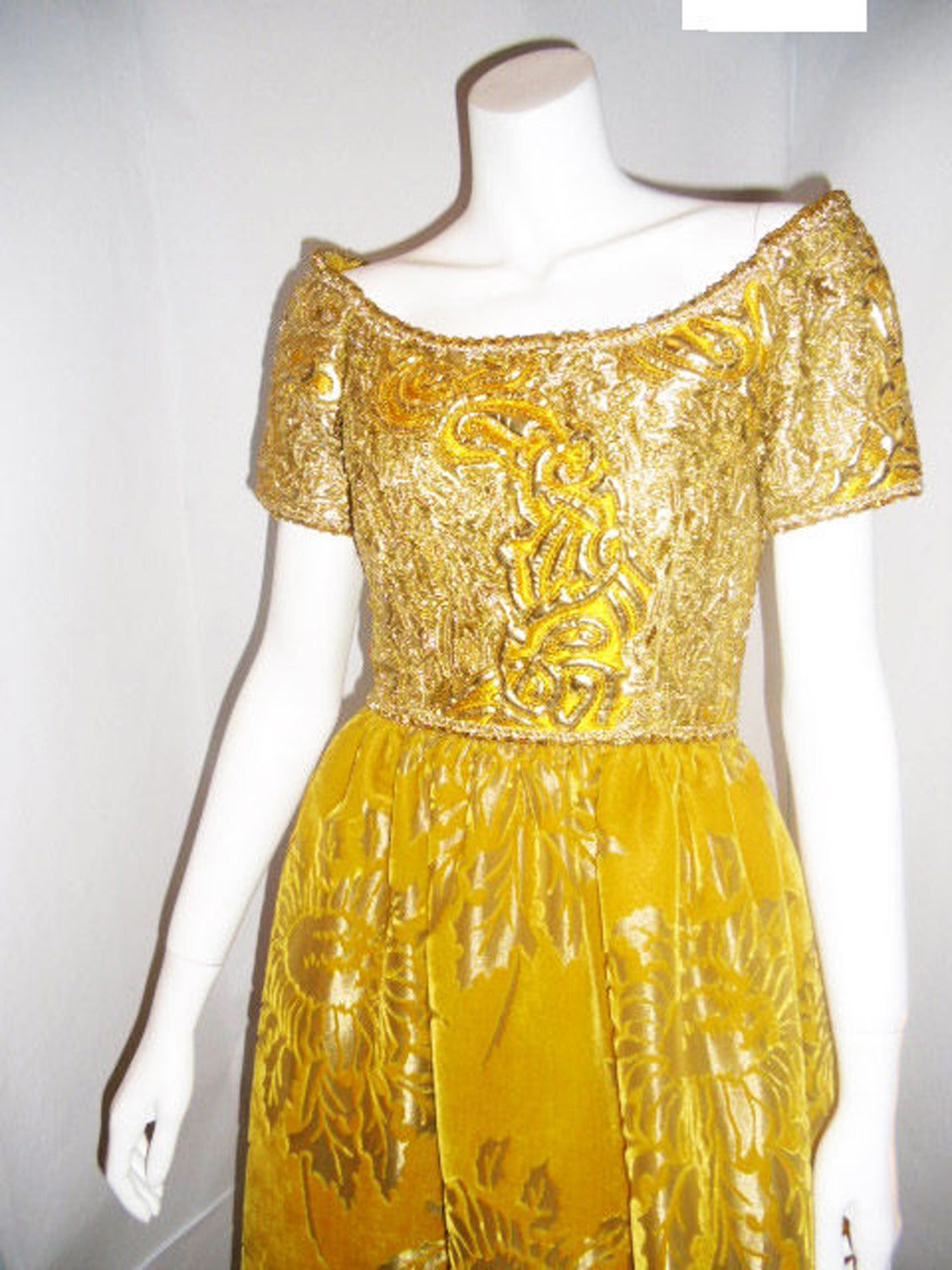 Oscar De la Renta Gold velvet , leather and beads brocade Gown In Excellent Condition For Sale In New York, NY