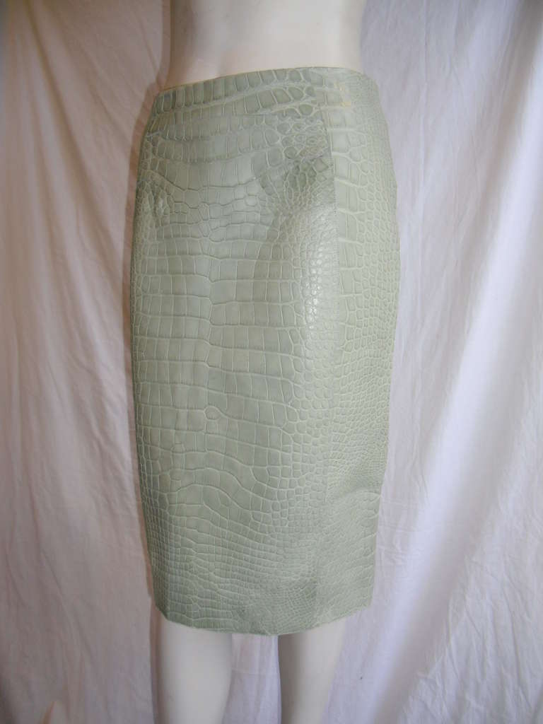Breathtaking seafom (mint) green color  genuine alligator skirt. Soft an supple skins. Lined in luxury silk. Size 4
Waist 28