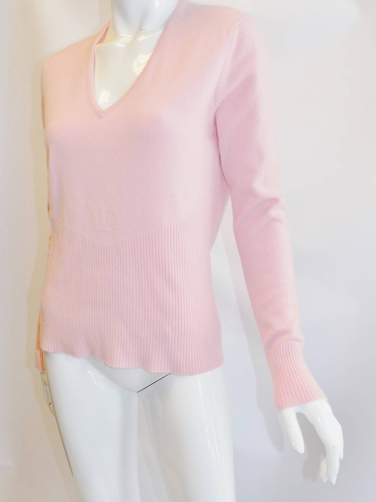 Chanel lite pink cashmere sweater In Excellent Condition In New York, NY
