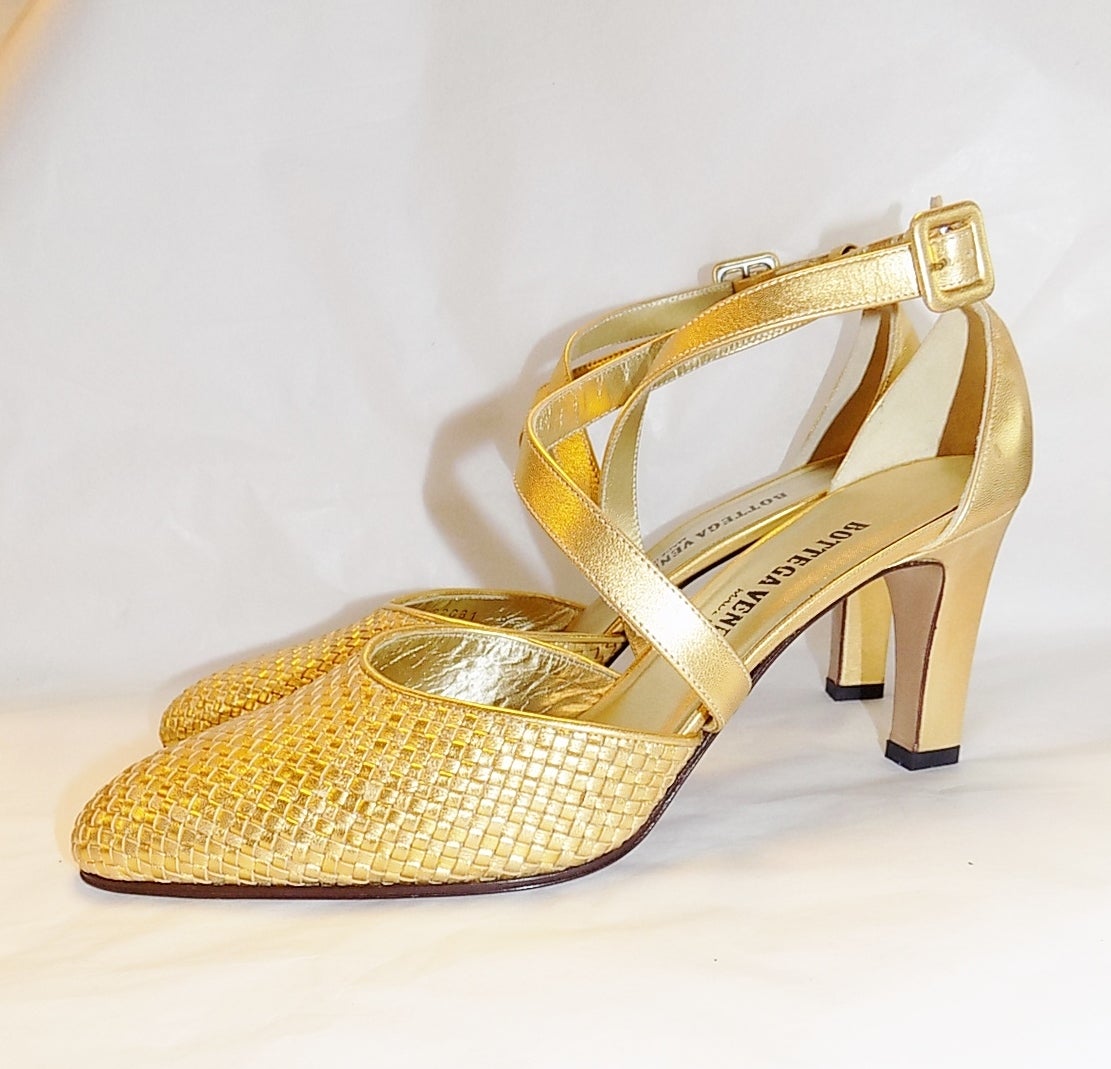 New never worn beautiful Gold BOTTEGA VENETA leather woven shoes sz 9 . Signature  woven Bottega style,  crossed  straps. 3