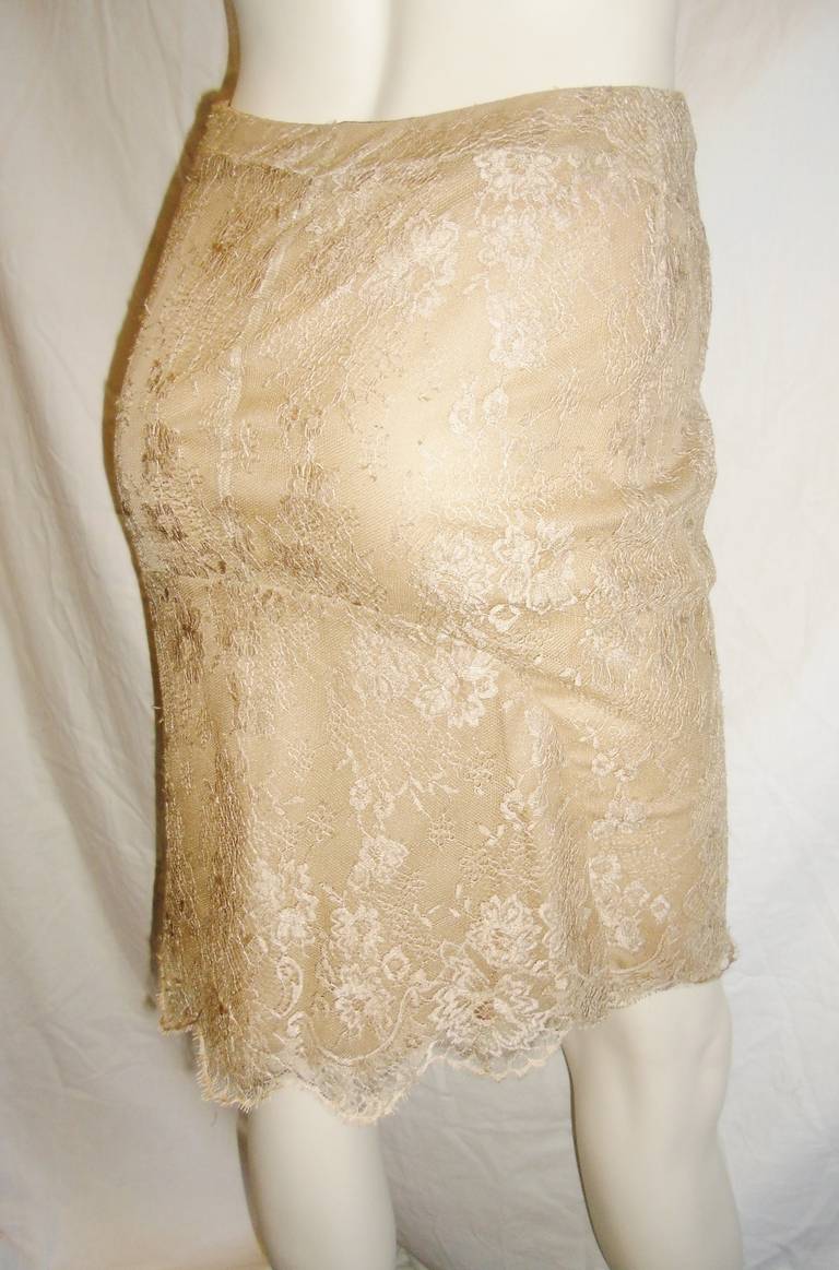 Super elegant  nude color French lace skirt by Valentino featuring kick back  design and scalloped hem. Pristine condition ! No signs of any wear. Silk lined.
Size 4
waist 26