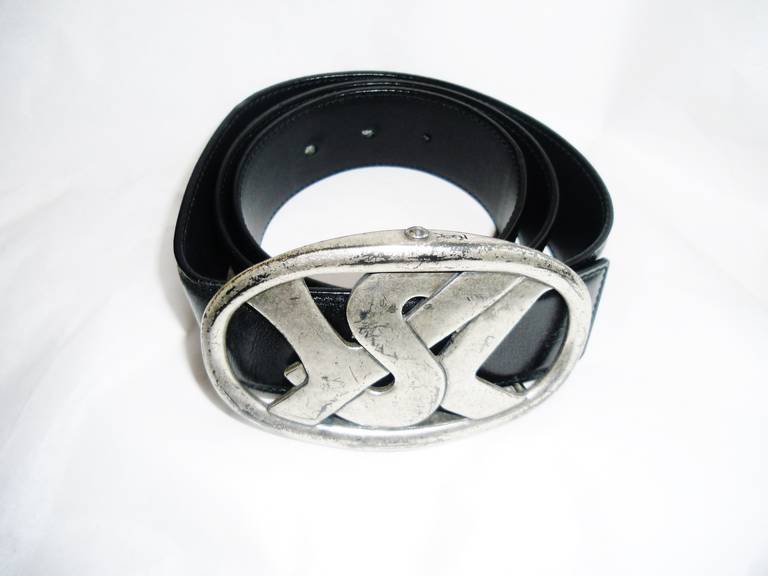Grained black leather belt buckle antique silver YSL metal plate. 3 holes with fasteners. size 80/ 32 . Mint condition . Buckle is 4 1/4 bi 2 3/4 inch
belt is 2.1/4 wide