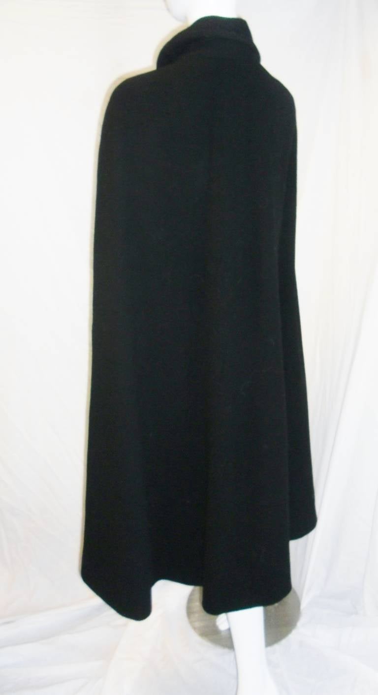 Mollie Parnis  Vintage  Black Cape 1970 In Good Condition For Sale In New York, NY