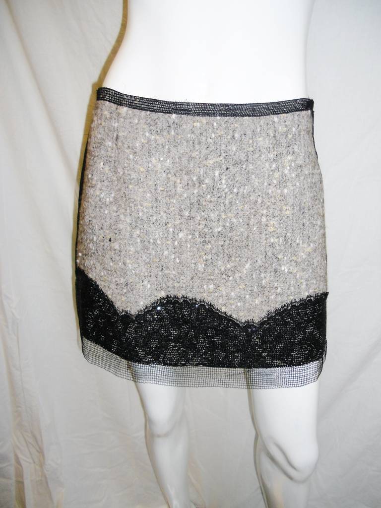 New  with tag beautiful Roshas tweed . Scalloped trim cotton lace all  adorned with micro sequin. 
Retail  price$1345.  60% wool 30% poly  5% cotton
size  38
Made in France 
waist 28" hips 36" length 15 "