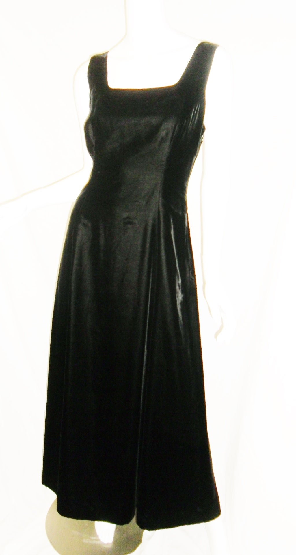 Simplicity and elegance of Giorgio Armani. Square neckline sleevless gown with fabulous flow bottom. Size 42