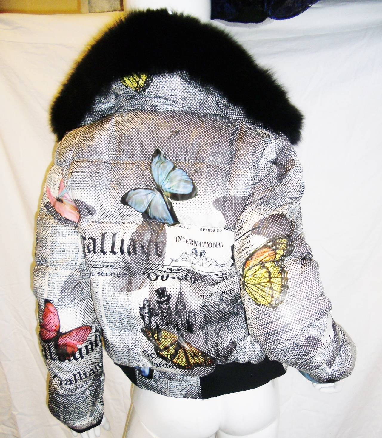 Rare John Galliano Butterfly Gazette Print Down jacket with black Fox  Fur Collar.
single-breasted , snap-buttons with logo , zip with Gallianologo zipper pull , multipockets, , feather down inner, stained effect, long sleeves, funnel neckline that