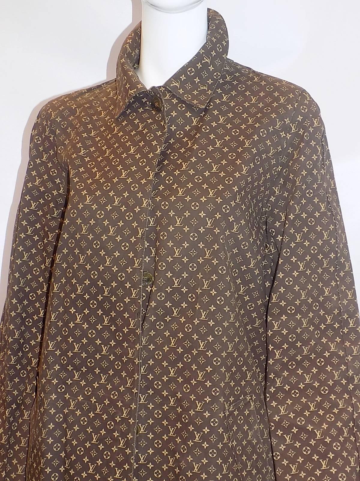 Pristine condition like new! 100% cotton rubber proffed Louis Vuitton mini monogram Mackintosh Rain coat .  Front concealed logo engraved buttons. Side pockets. Back  vent.  Size medium. Shipped in original garment bag. 
Measures :
Shoulders