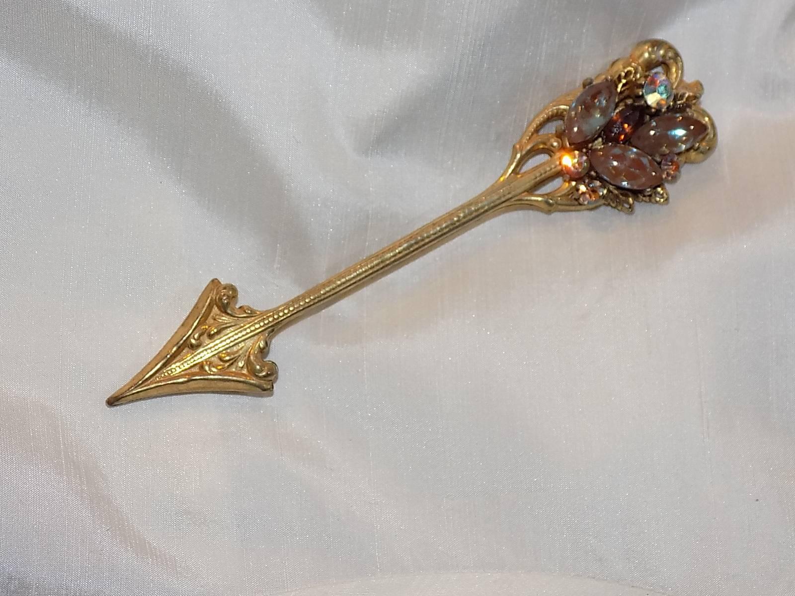 Miriam Haskell large jeweled arrow pin brooch  In Excellent Condition For Sale In New York, NY