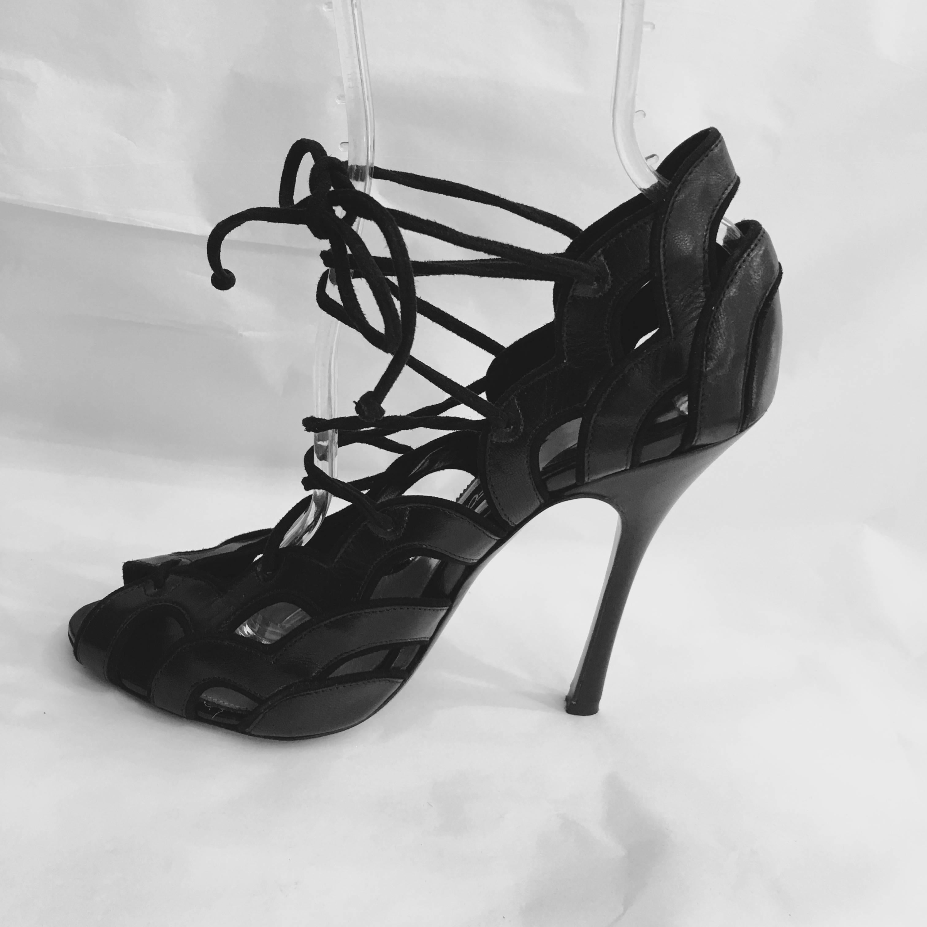  Fabulous Tom Ford Black Cut Out Black Leather stiletto  Sandals In Excellent Condition In New York, NY