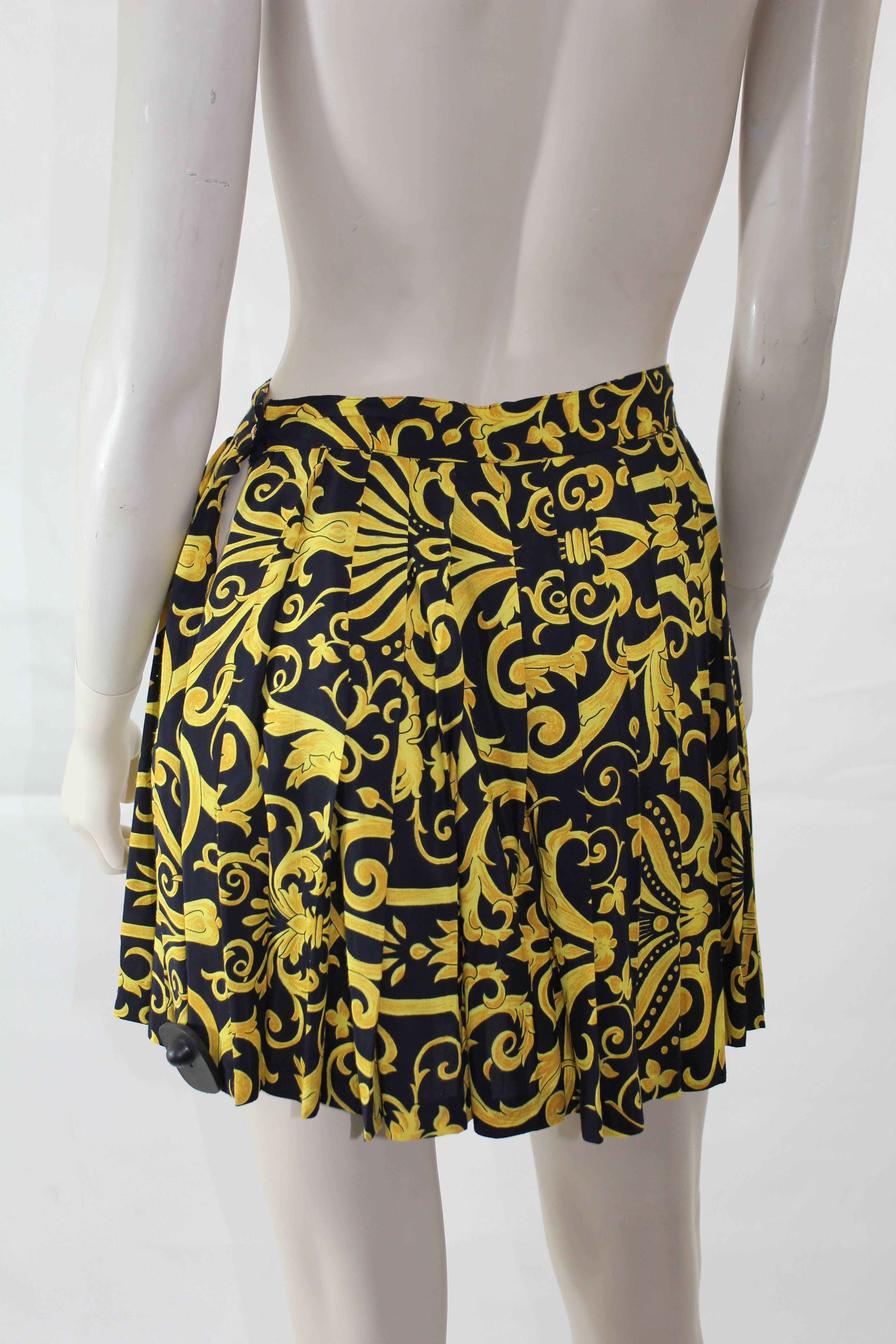 Gianni Versace  Vintage  Black and Yellow Pleated mini  Skirt In Excellent Condition In New York, NY