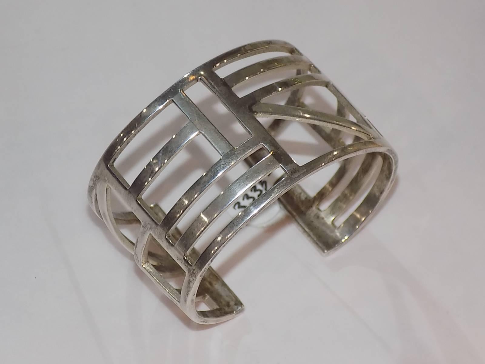 Solid Sterling Silver Art Deco Cuff Bracelet.
Hand-signed by artist. One of a kind. SIZE: 1 1/2" wide New Never worn