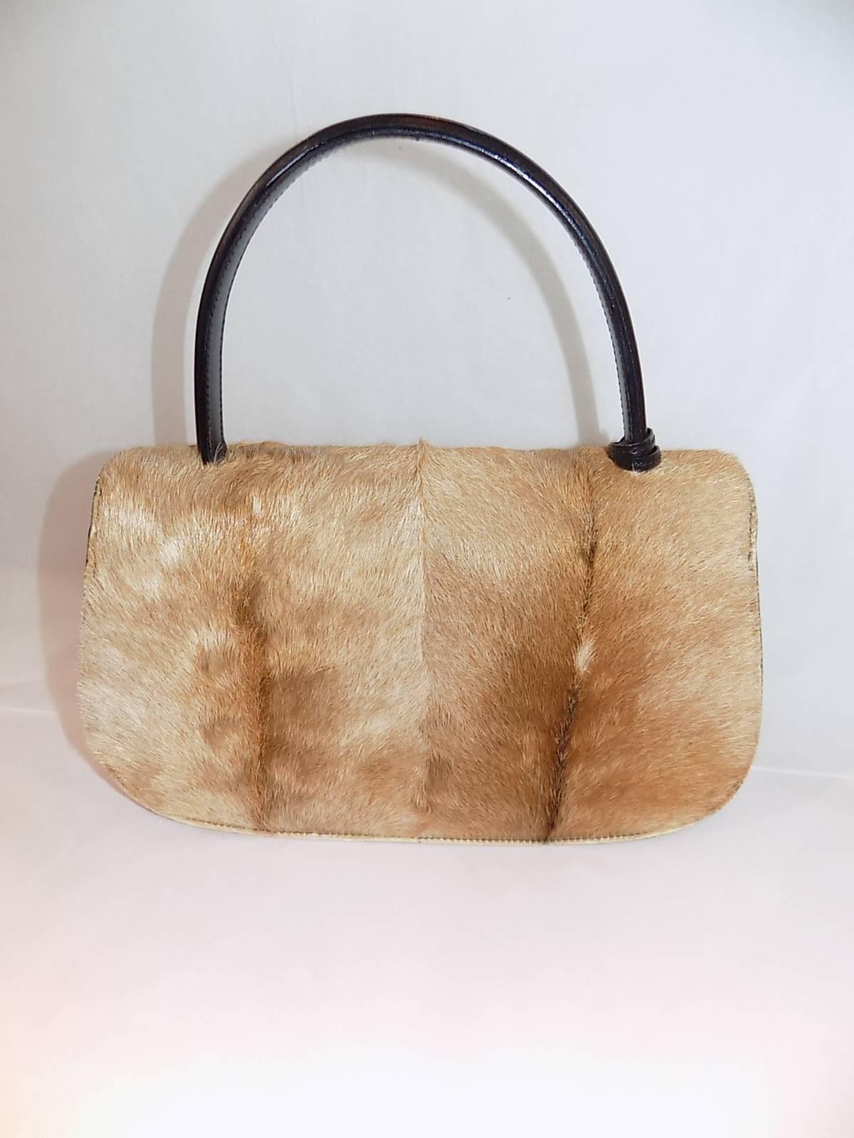 Rare and so beautiful Goat  Fur Bag 
Model collector appointed by Tom Ford
Rare model calfskin trimmings box covered with a genuine Goat
Leather swivel clasp

Excellent condition
Interior in perfect condition
Engraved number
Gucci Made In