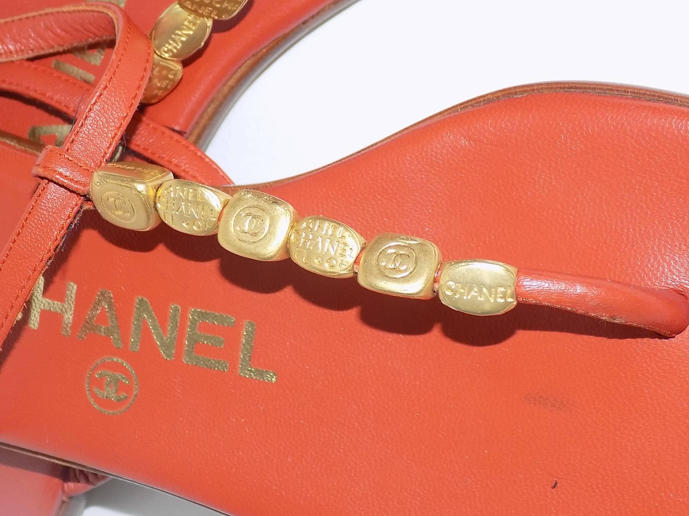 Red leather Chanel thong sandals with gold-tone logo bead embellishments 35 In Excellent Condition In New York, NY