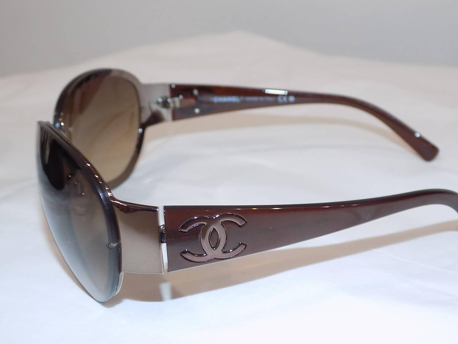 Chanel Sunglasses in Case In Excellent Condition In New York, NY