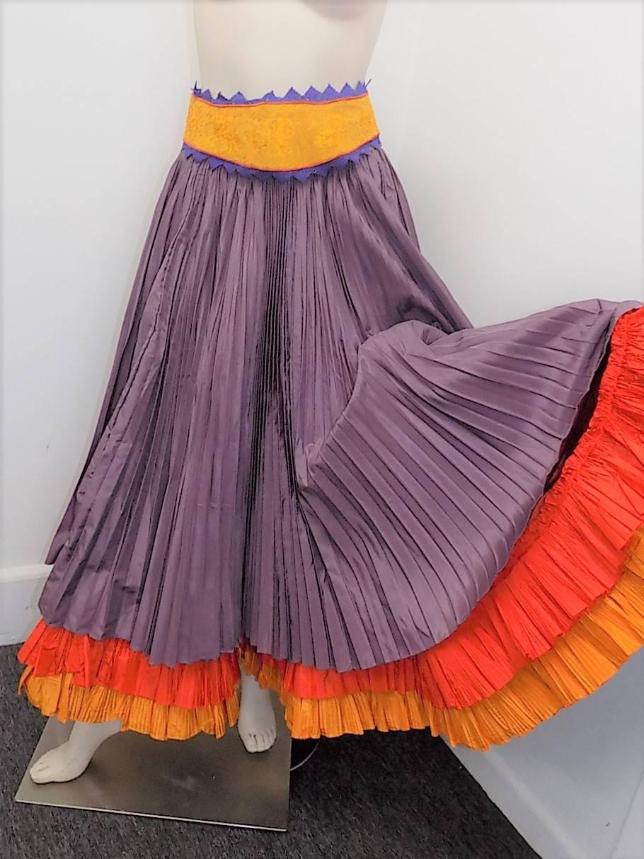 Oscar  de la Renta Vintage  long  pleated  skirt with embroidered belt In Excellent Condition For Sale In New York, NY