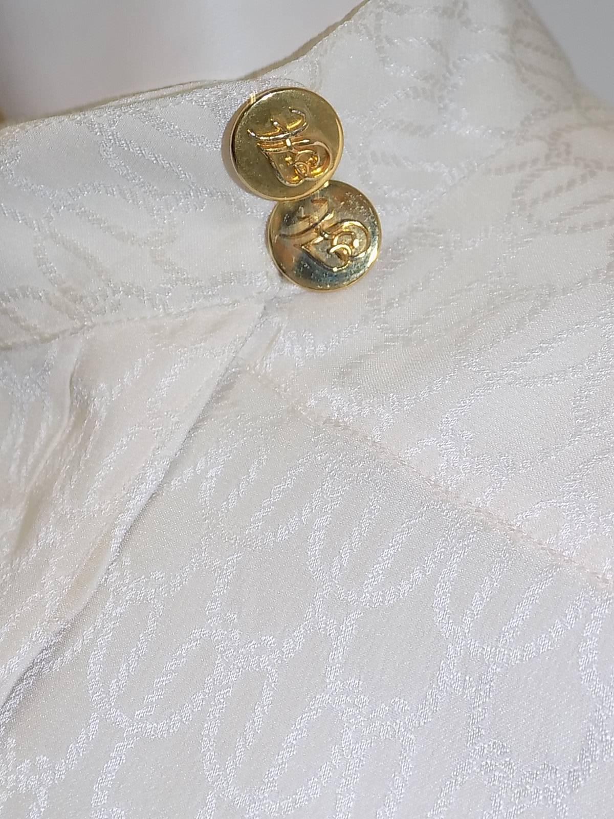 Hermes Stunning Jacquard silk print creme blouse w gold buttons In Excellent Condition For Sale In New York, NY