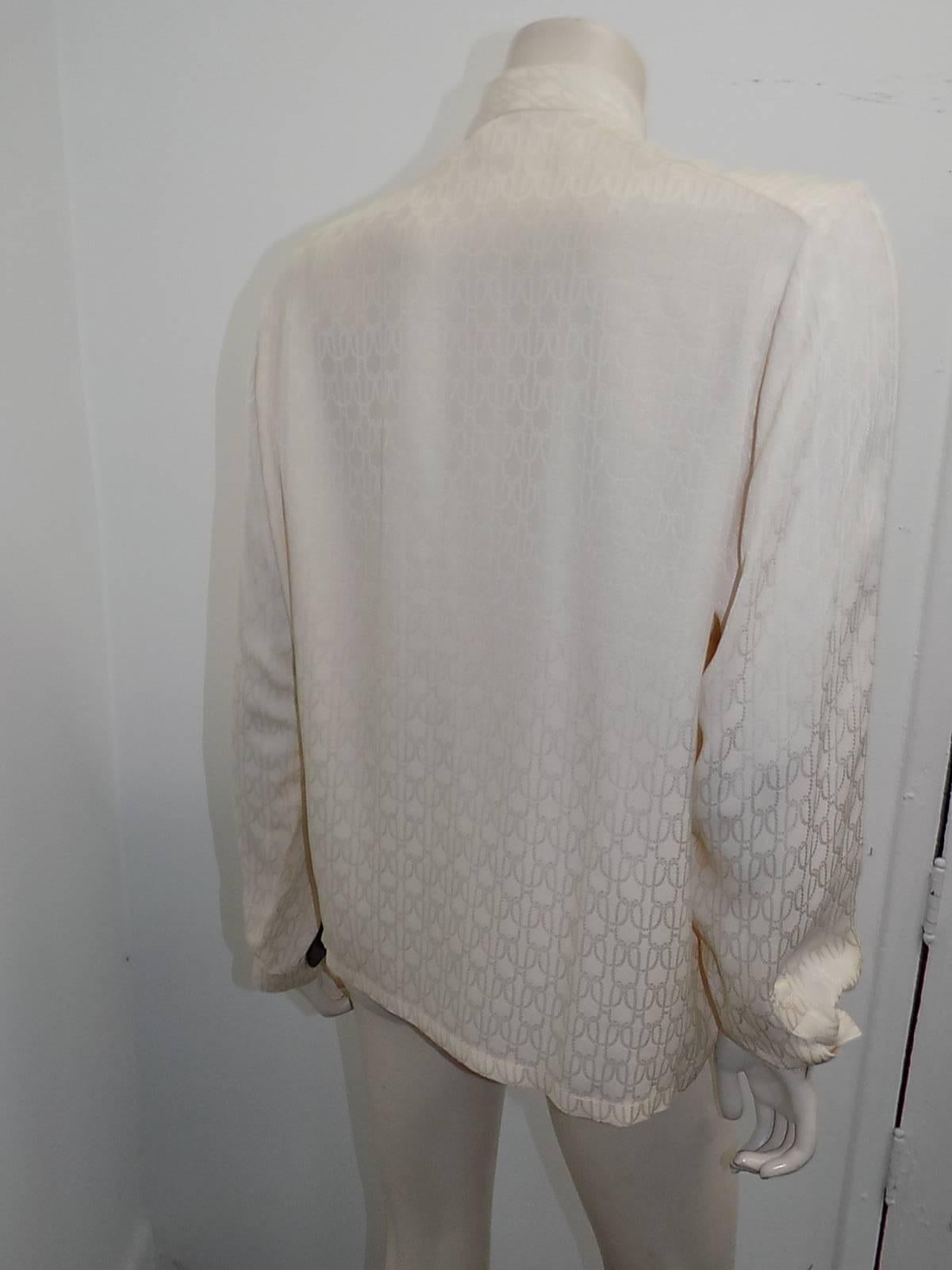 Women's Hermes Stunning Jacquard silk print creme blouse w gold buttons For Sale