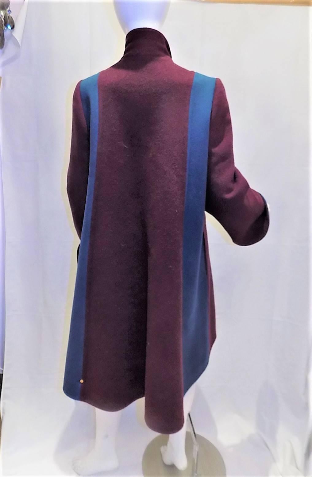 Beautiful structured Pauline Trigere two tone wool coat  In Excellent Condition For Sale In New York, NY