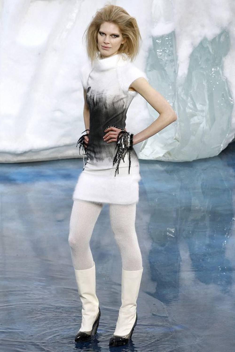 Chanel fabulous white  and gray painted backless cashmere and angora dress For Sale 5
