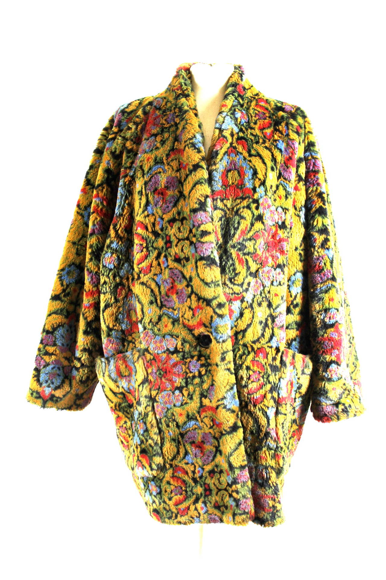 Guy Laroche 1980s Faux Fur Tapestry Print Cocoon Coat
Print reminiscent of vintage carpet bags
no size