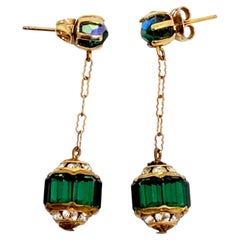 Vintage-Ohrringe im Goldton mit Smaragdkristallen im Designer-Stil, durchbohrt und hängend
