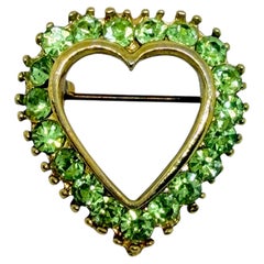 Broche de créateur vintage en forme de petit cœur, de couleur dorée, ornée de strass verts