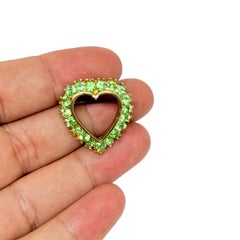 Broche de créateur vintage en forme de petit cœur, de couleur dorée, ornée de strass verts