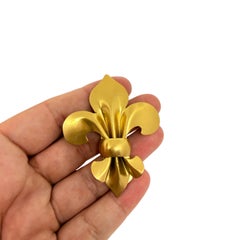 Vintage matte gold tone fleur de lis fur clip