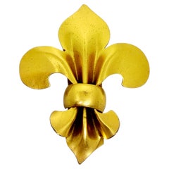 Vintage matte gold tone fleur de lis fur clip
