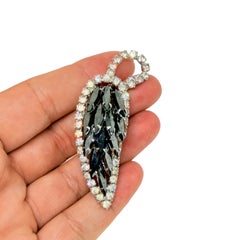 Broche de créateur JULIANA DELIZZA ELSTER, en forme de navette argentée ornée de strass et de feuilles
