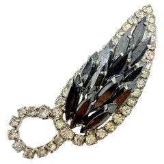 Broche de créateur JULIANA DELIZZA ELSTER, en forme de navette argentée ornée de strass et de feuilles