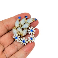 Designer-Brosche im Vintage-Stil mit goldfarbenen, blauen Strasssteinen und emaillierten Blumen