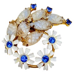 Designer-Brosche im Vintage-Stil mit goldfarbenen, blauen Strasssteinen und emaillierten Blumen