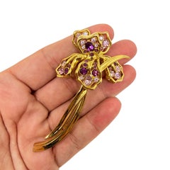 Broche de diseño vintage de NOLAN MILLER con forma de flor, en tono dorado y con pedrería morada