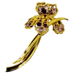 Broche de diseño vintage de NOLAN MILLER con forma de flor, en tono dorado y con pedrería morada