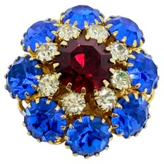 Broche de créateur vintage, couleur or, avec des strass bleu saphir et rouge rubis