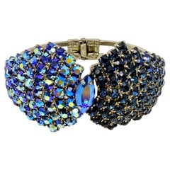 Bracelet de créateur vintage à fermoir massif, avec strass « Aurora » bleus et finition argentée