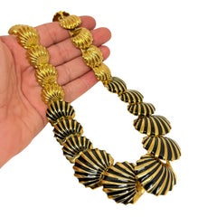 Collier vintage signé NAPIER, à chaîne design en forme de coquillage, plaqué or et émaillé