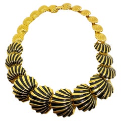 Collier vintage signé NAPIER, à chaîne design en forme de coquillage, plaqué or et émaillé