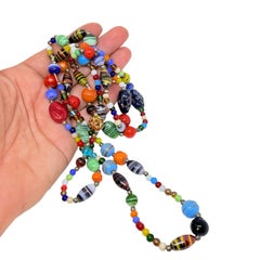 Collier artisanal à longue chaîne, orné de perles en verre d'art vintage représentant une salade de fruits colorée
