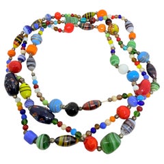 Collier artisanal à longue chaîne, orné de perles en verre d'art vintage représentant une salade de fruits colorée